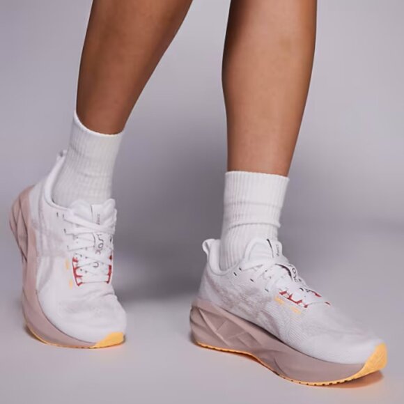 🇨🇦   ASICS Women's Novablast 5 Sneaker - Picture 1 of 6